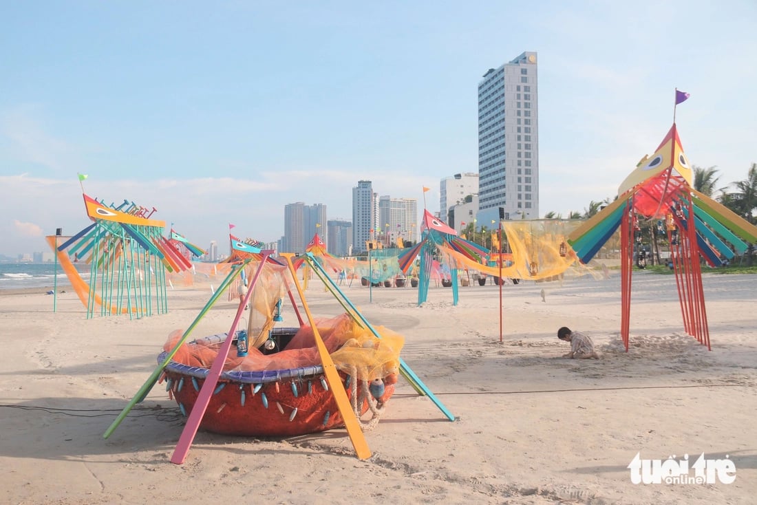 Fishing village life comes alive on Da Nang Beach installation space - Ảnh 1. Fishing village life comes alive on Da Nang Beach installation space - Ảnh 1.
