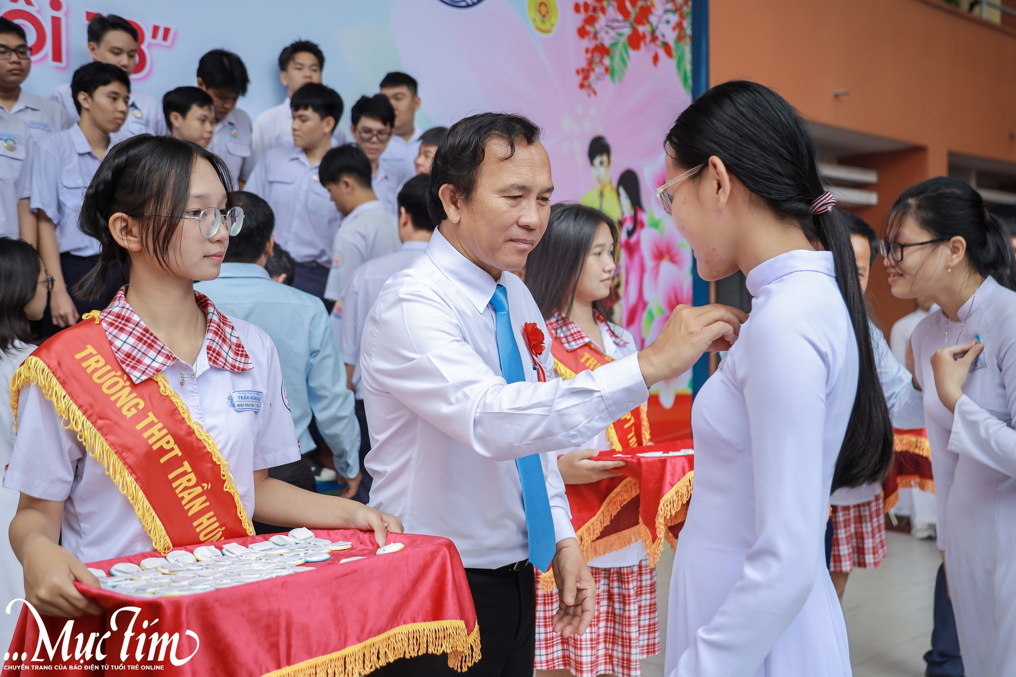 Học sinh Trường THPT Trần Hưng Đạo nói lời tri ân: 'Con chẳng là ai nếu thiếu đi đôi cánh của cha mẹ'- Ảnh 5.