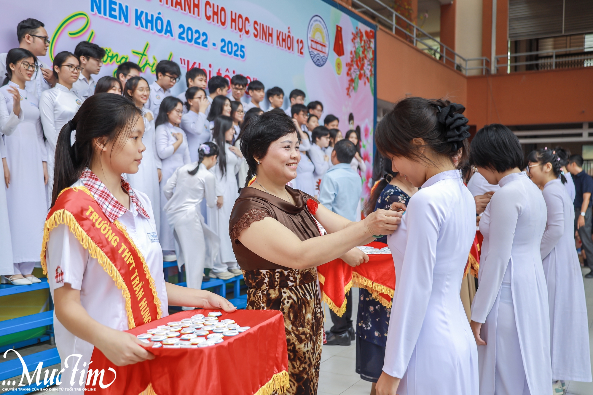 Học sinh Trường THPT Trần Hưng Đạo nói lời tri ân: 'Con chẳng là ai nếu thiếu đi đôi cánh của cha mẹ'- Ảnh 6.