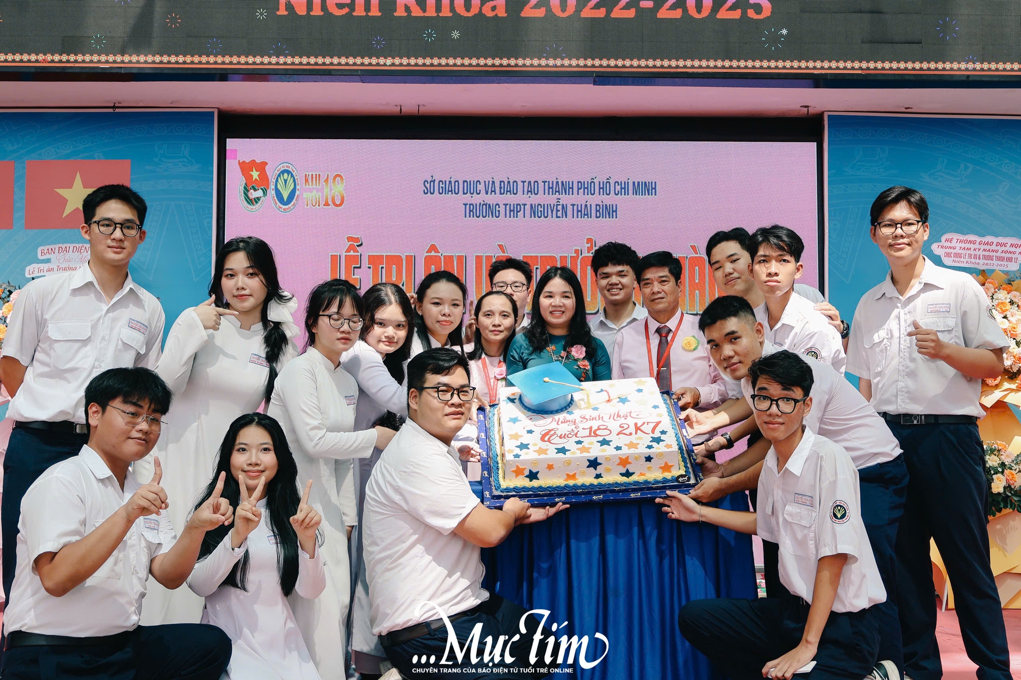 Học sinh Trường THPT Nguyễn Thái Bình cùng nhau tắm ‘mưa’ thanh xuân tạm biệt thời áo trắng - Ảnh 1.