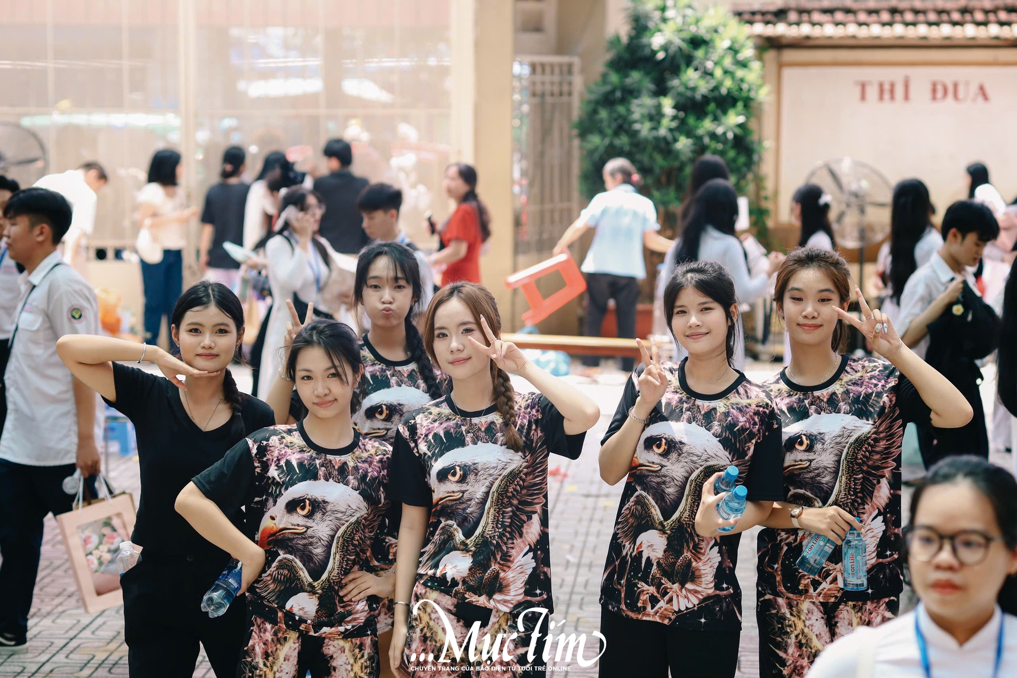 Học sinh Trường THPT Nguyễn Thái Bình cùng nhau tắm ‘mưa’ thanh xuân tạm biệt thời áo trắng - Ảnh 2.