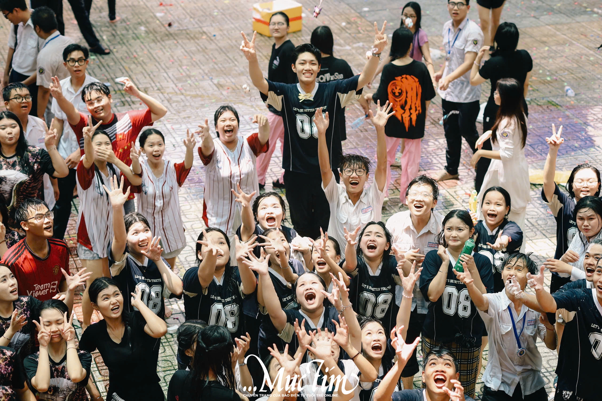 Học sinh Trường THPT Nguyễn Thái Bình cùng nhau tắm ‘mưa’ thanh xuân tạm biệt thời áo trắng - Ảnh 3.