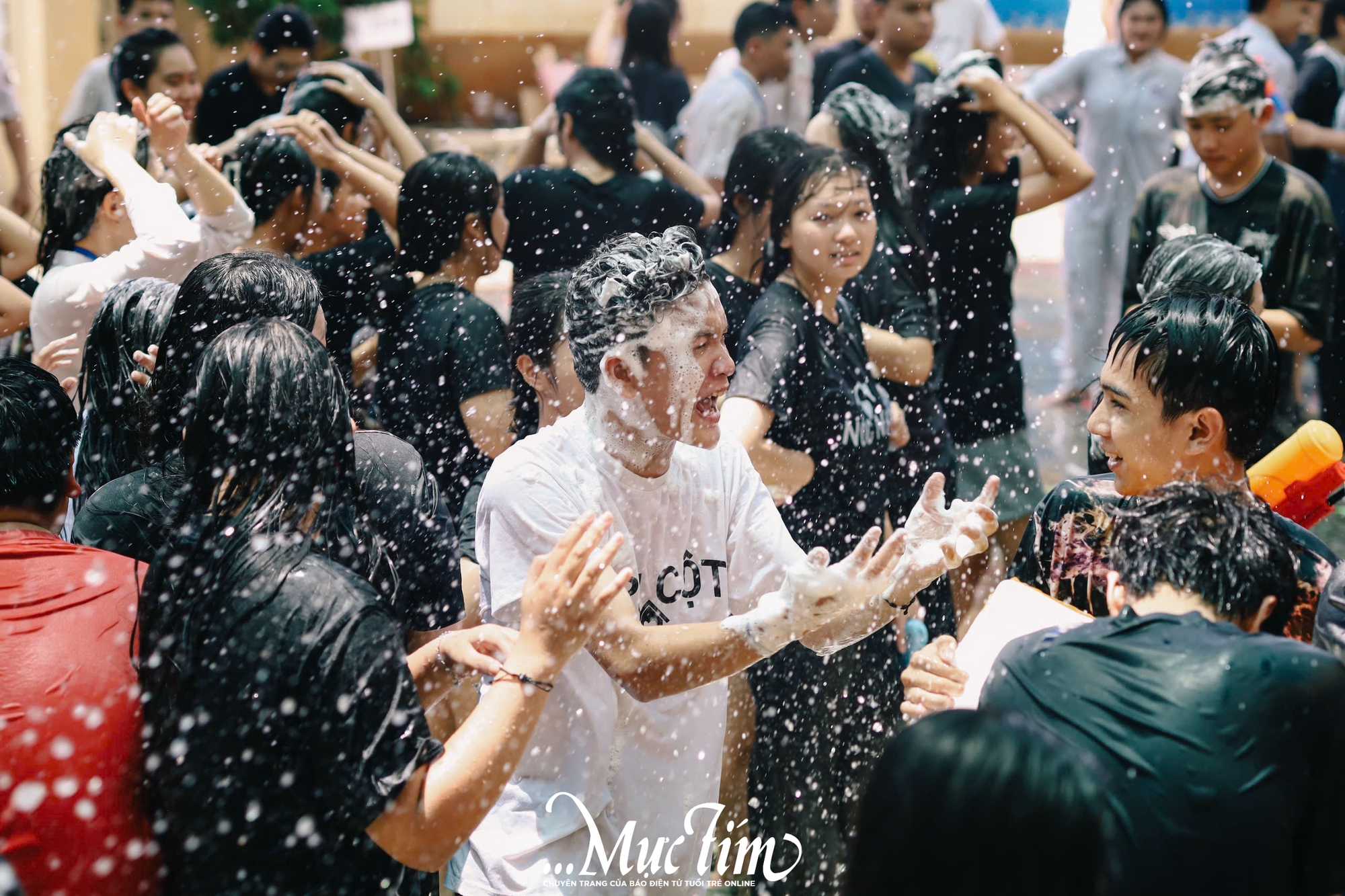 Học sinh Trường THPT Nguyễn Thái Bình cùng nhau tắm ‘mưa’ thanh xuân tạm biệt thời áo trắng - Ảnh 4.