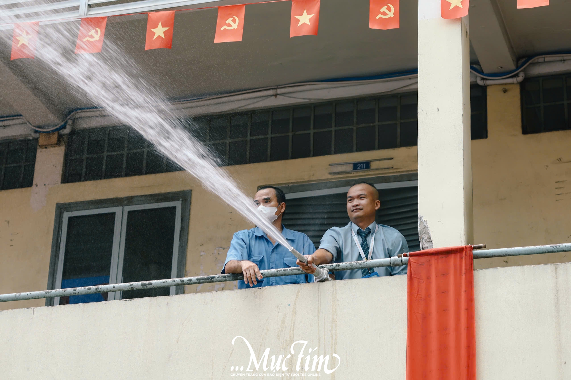 Học sinh Trường THPT Nguyễn Thái Bình cùng nhau tắm ‘mưa’ thanh xuân tạm biệt thời áo trắng - Ảnh 16.