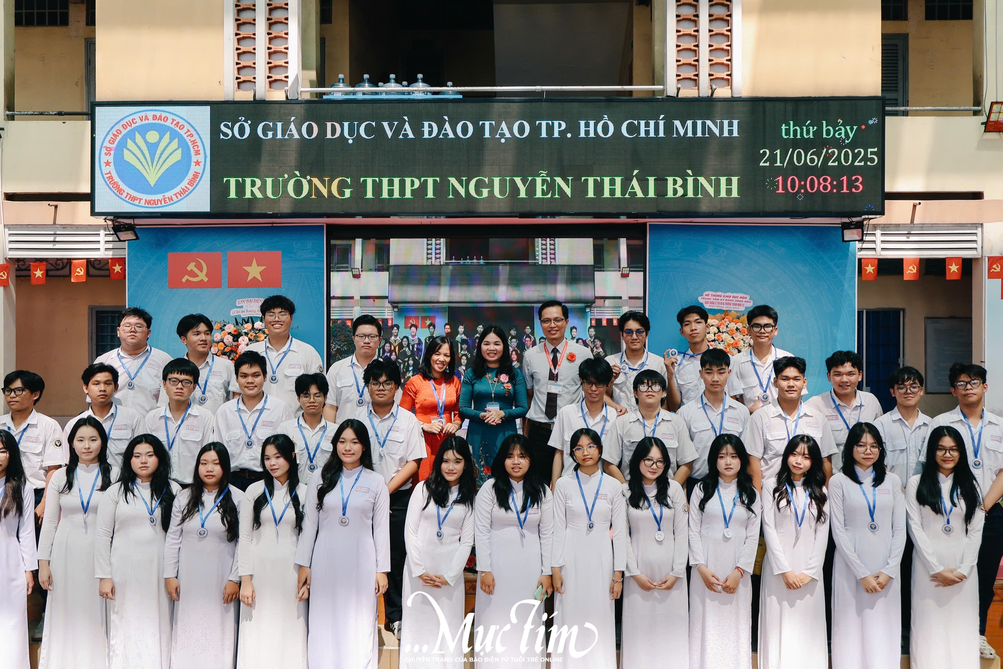 Học sinh Trường THPT Nguyễn Thái Bình cùng nhau tắm ‘mưa’ thanh xuân tạm biệt thời áo trắng - Ảnh 20.