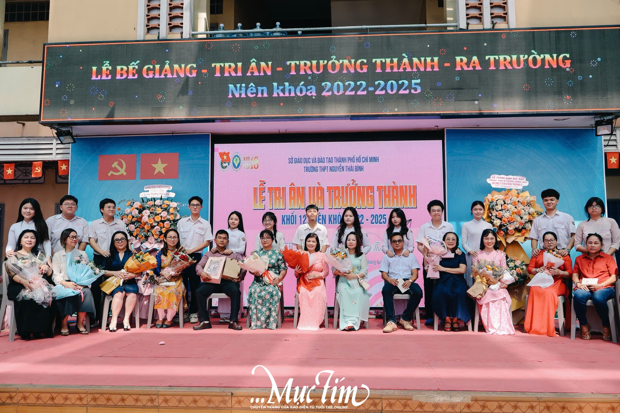Học sinh Trường THPT Nguyễn Thái Bình cùng nhau tắm ‘mưa’ thanh xuân tạm biệt thời áo trắng - Ảnh 26.