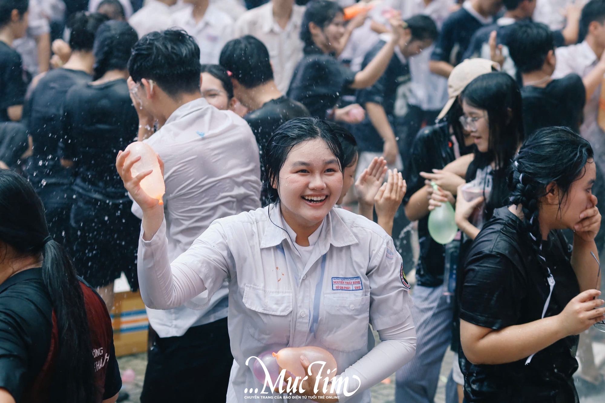 Học sinh Trường THPT Nguyễn Thái Bình cùng nhau tắm ‘mưa’ thanh xuân tạm biệt thời áo trắng - Ảnh 6.