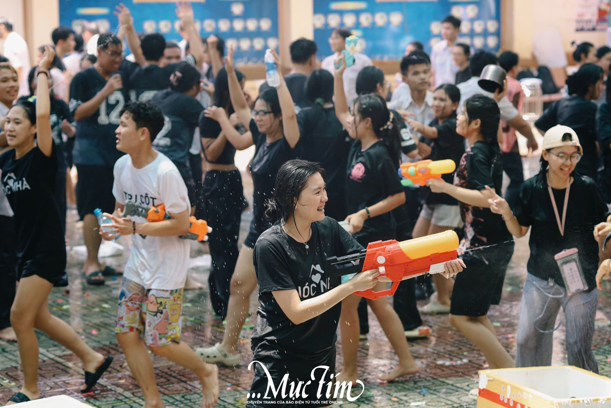 Học sinh Trường THPT Nguyễn Thái Bình cùng nhau tắm ‘mưa’ thanh xuân tạm biệt thời áo trắng - Ảnh 7.
