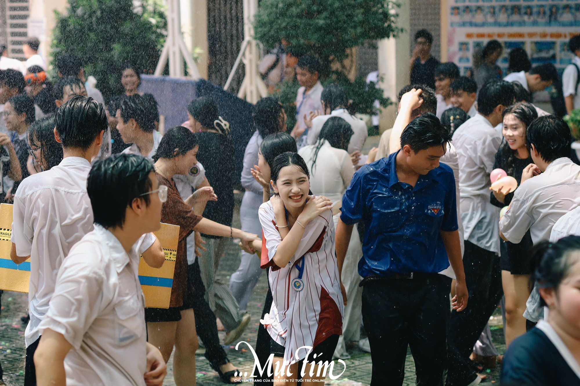Học sinh Trường THPT Nguyễn Thái Bình cùng nhau tắm ‘mưa’ thanh xuân tạm biệt thời áo trắng - Ảnh 8.