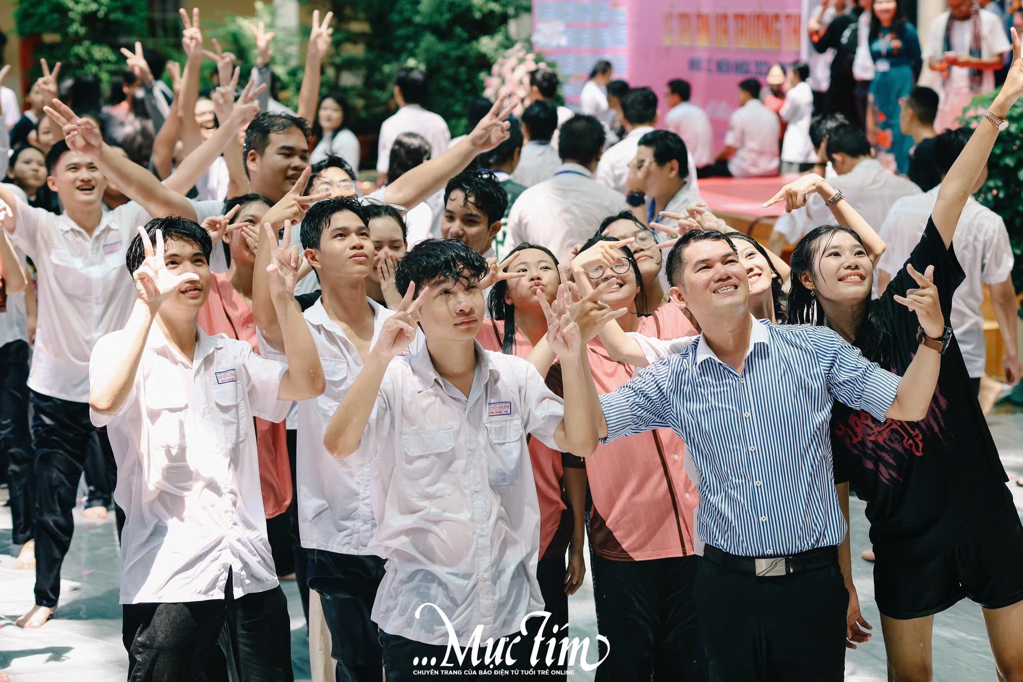 Học sinh Trường THPT Nguyễn Thái Bình cùng nhau tắm ‘mưa’ thanh xuân tạm biệt thời áo trắng - Ảnh 9.