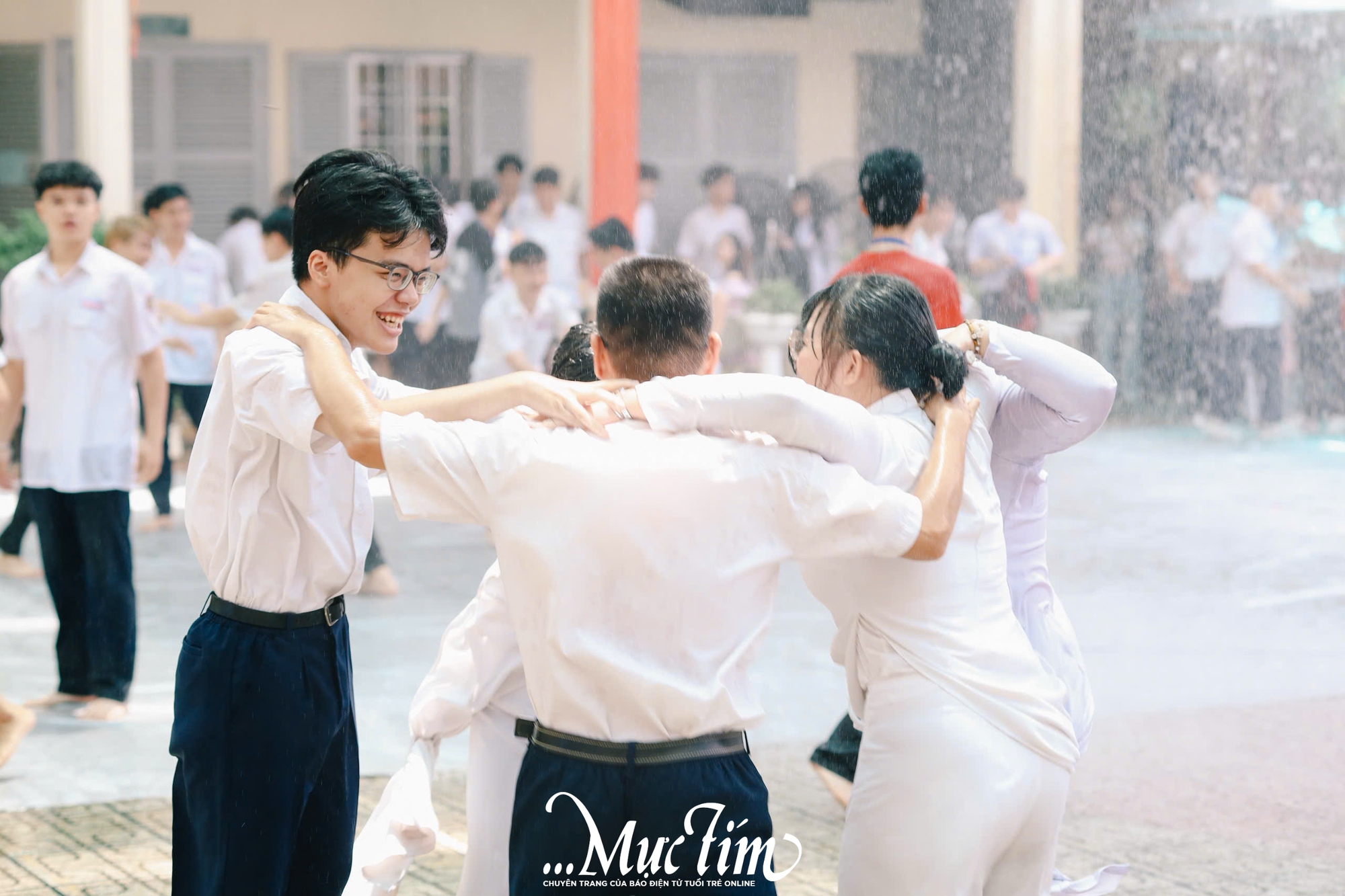 Học sinh Trường THPT Nguyễn Thái Bình cùng nhau tắm ‘mưa’ thanh xuân tạm biệt thời áo trắng - Ảnh 10.