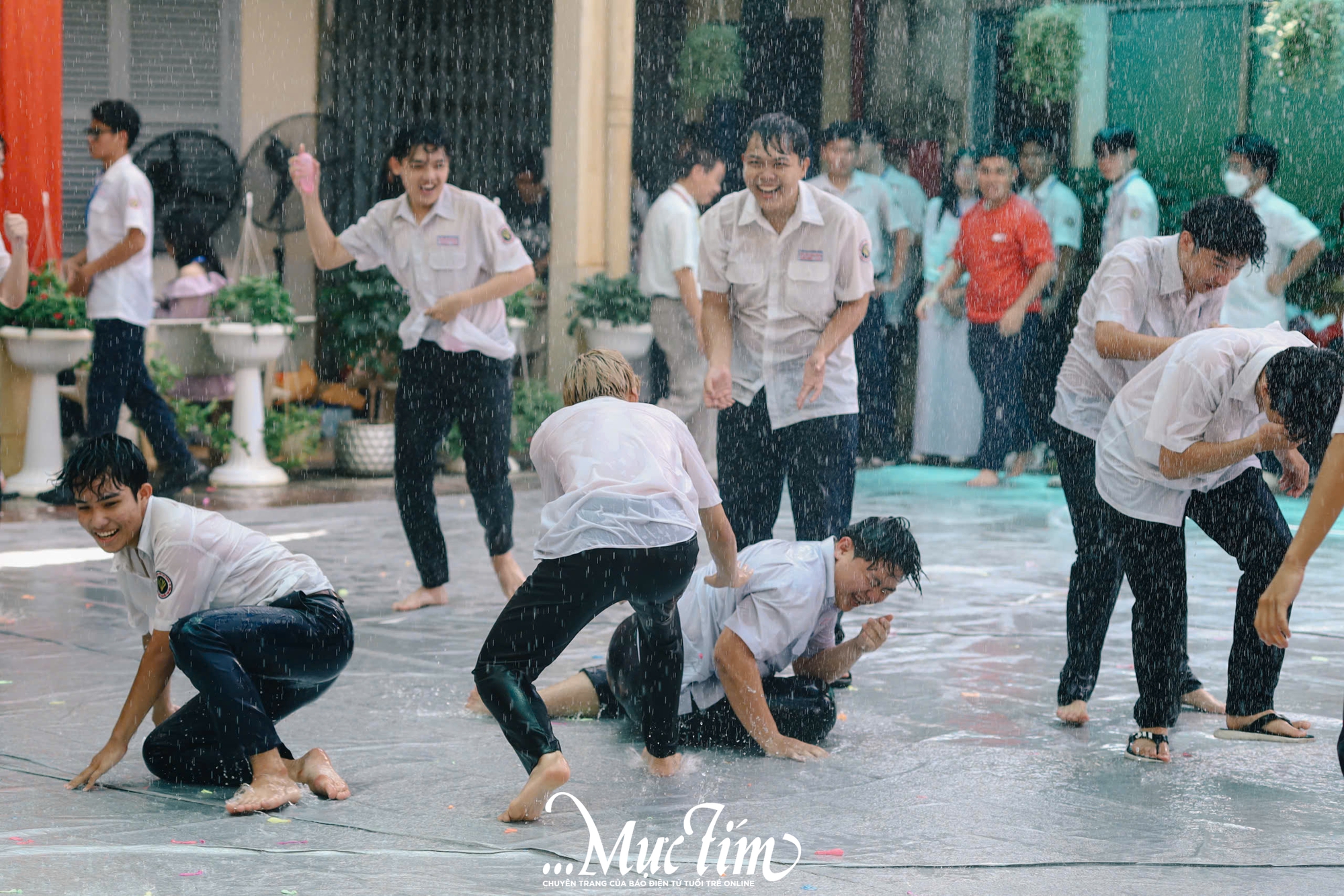 Học sinh Trường THPT Nguyễn Thái Bình cùng nhau tắm ‘mưa’ thanh xuân tạm biệt thời áo trắng - Ảnh 11.