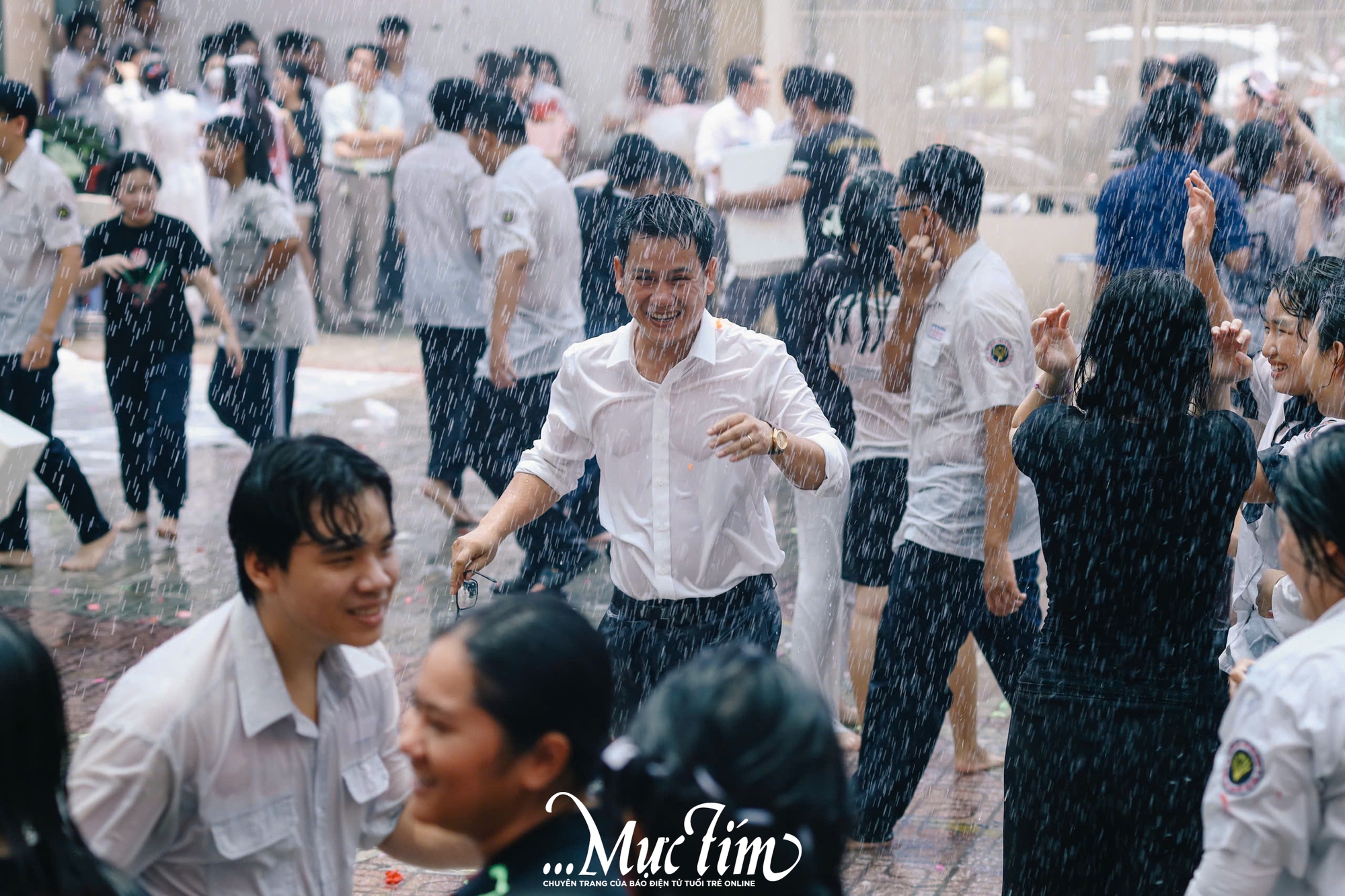Học sinh Trường THPT Nguyễn Thái Bình cùng nhau tắm ‘mưa’ thanh xuân tạm biệt thời áo trắng - Ảnh 14.