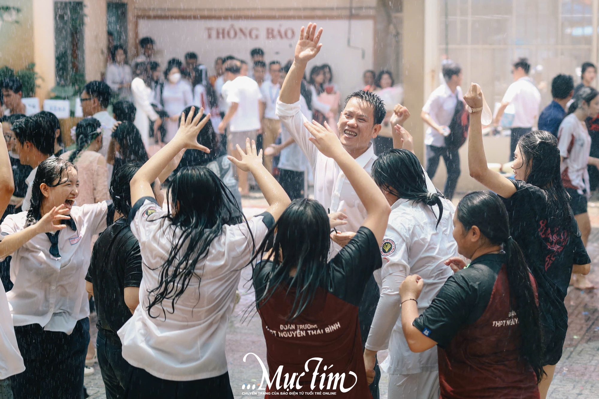 Học sinh Trường THPT Nguyễn Thái Bình cùng nhau tắm ‘mưa’ thanh xuân tạm biệt thời áo trắng - Ảnh 15.
