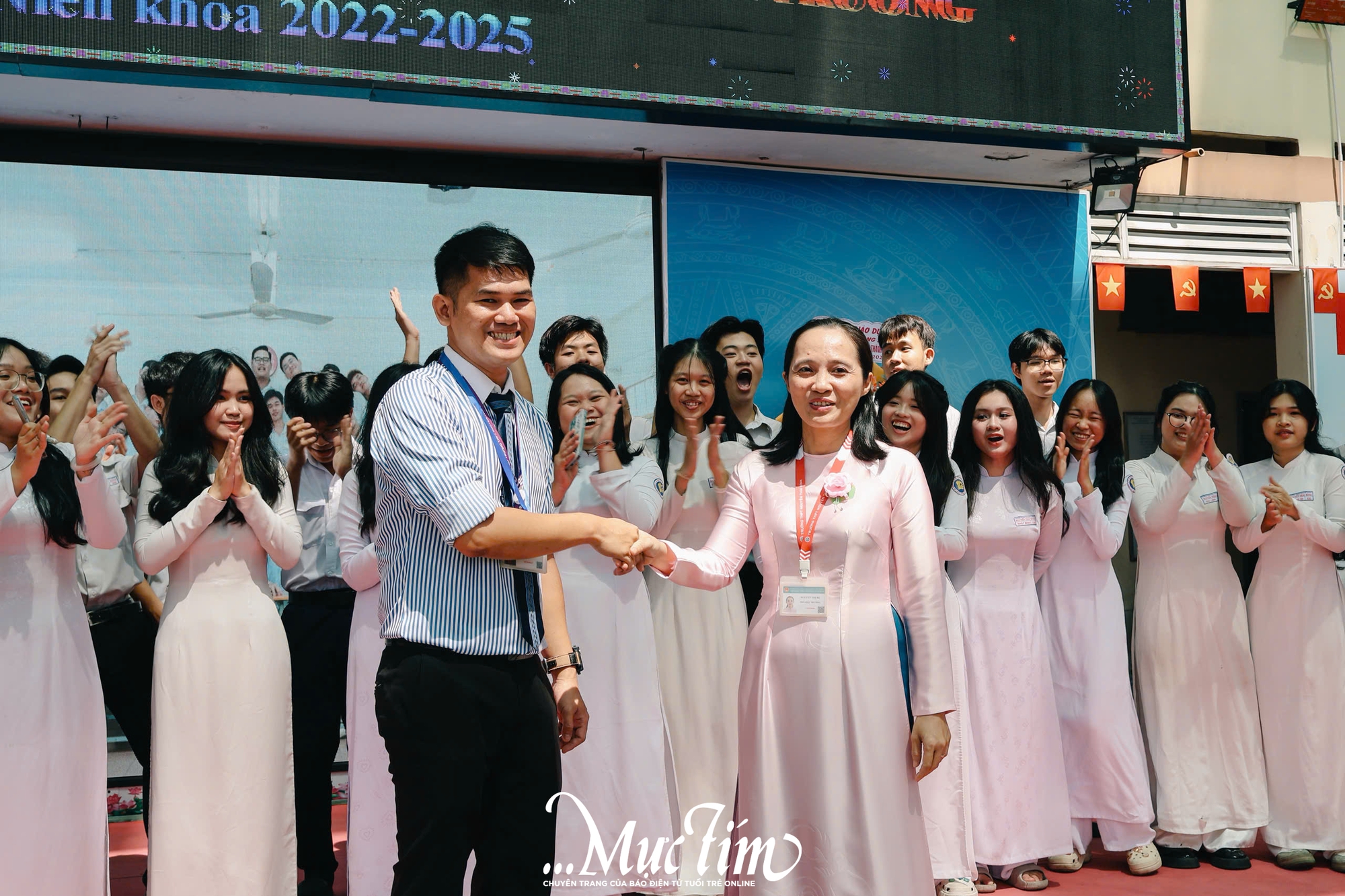 Học sinh Trường THPT Nguyễn Thái Bình cùng nhau tắm ‘mưa’ thanh xuân tạm biệt thời áo trắng - Ảnh 22.