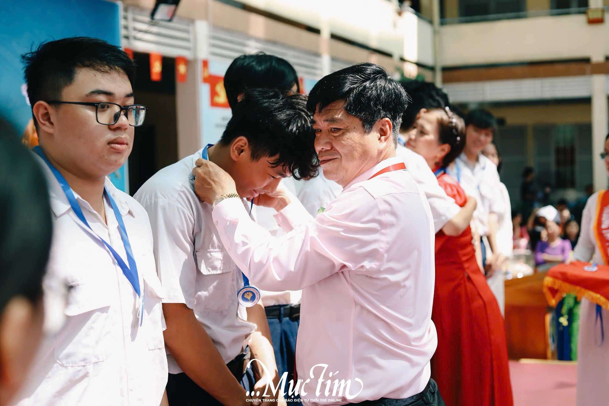 Học sinh Trường THPT Nguyễn Thái Bình cùng nhau tắm ‘mưa’ thanh xuân tạm biệt thời áo trắng - Ảnh 23.