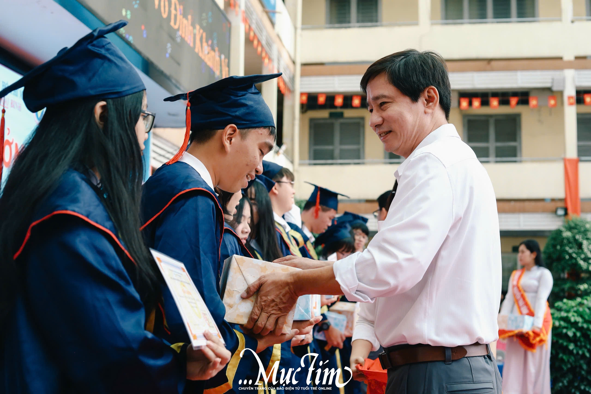 Học sinh Trường THPT Nguyễn Thái Bình cùng nhau tắm ‘mưa’ thanh xuân tạm biệt thời áo trắng - Ảnh 32.