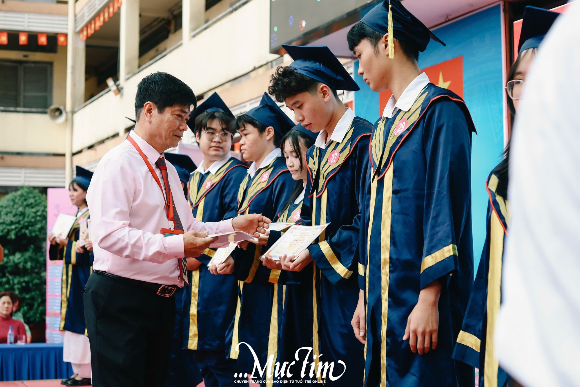 Học sinh Trường THPT Nguyễn Thái Bình cùng nhau tắm ‘mưa’ thanh xuân tạm biệt thời áo trắng - Ảnh 33.