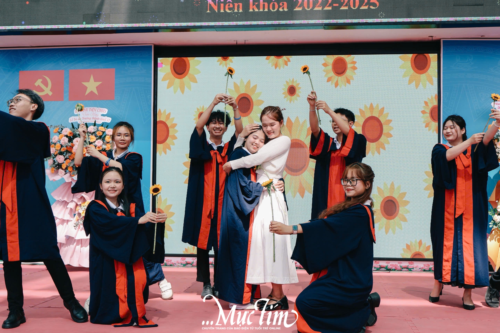 Học sinh Trường THPT Nguyễn Thái Bình cùng nhau tắm ‘mưa’ thanh xuân tạm biệt thời áo trắng - Ảnh 36.