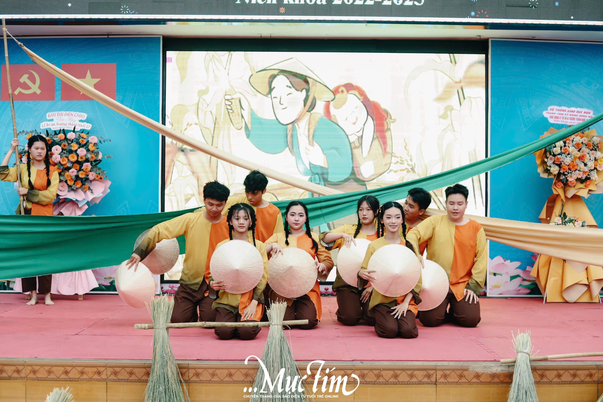 Học sinh Trường THPT Nguyễn Thái Bình cùng nhau tắm ‘mưa’ thanh xuân tạm biệt thời áo trắng - Ảnh 39.