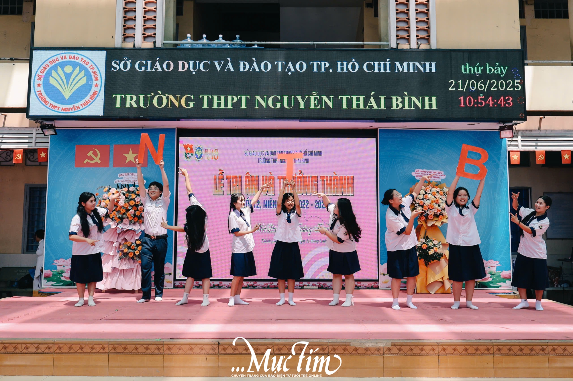 Học sinh Trường THPT Nguyễn Thái Bình cùng nhau tắm ‘mưa’ thanh xuân tạm biệt thời áo trắng - Ảnh 40.