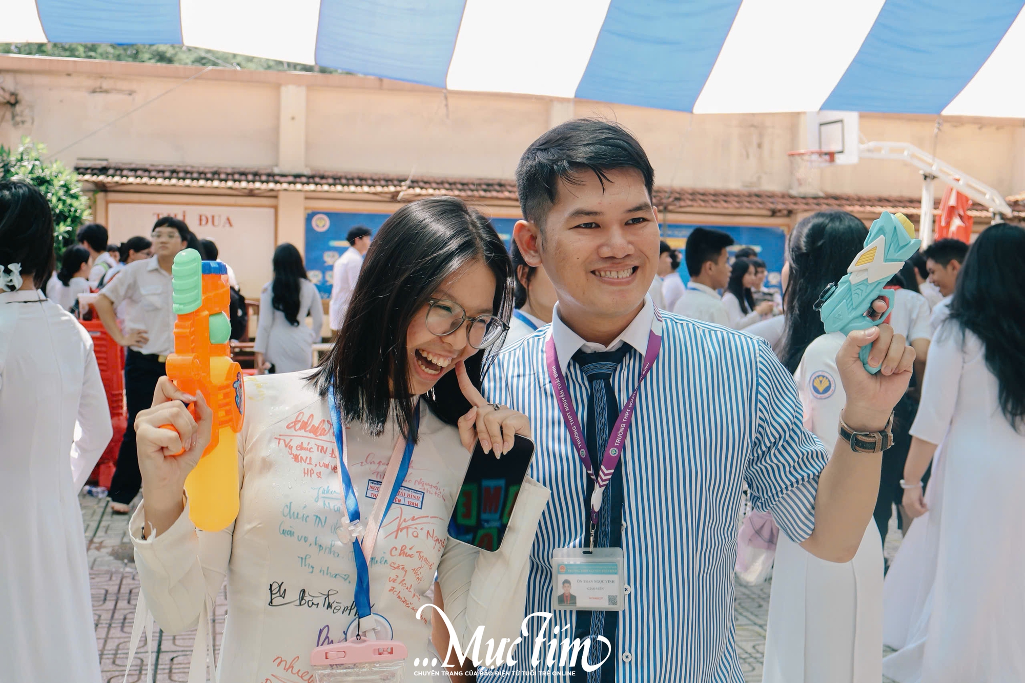 Học sinh Trường THPT Nguyễn Thái Bình cùng nhau tắm ‘mưa’ thanh xuân tạm biệt thời áo trắng - Ảnh 47.