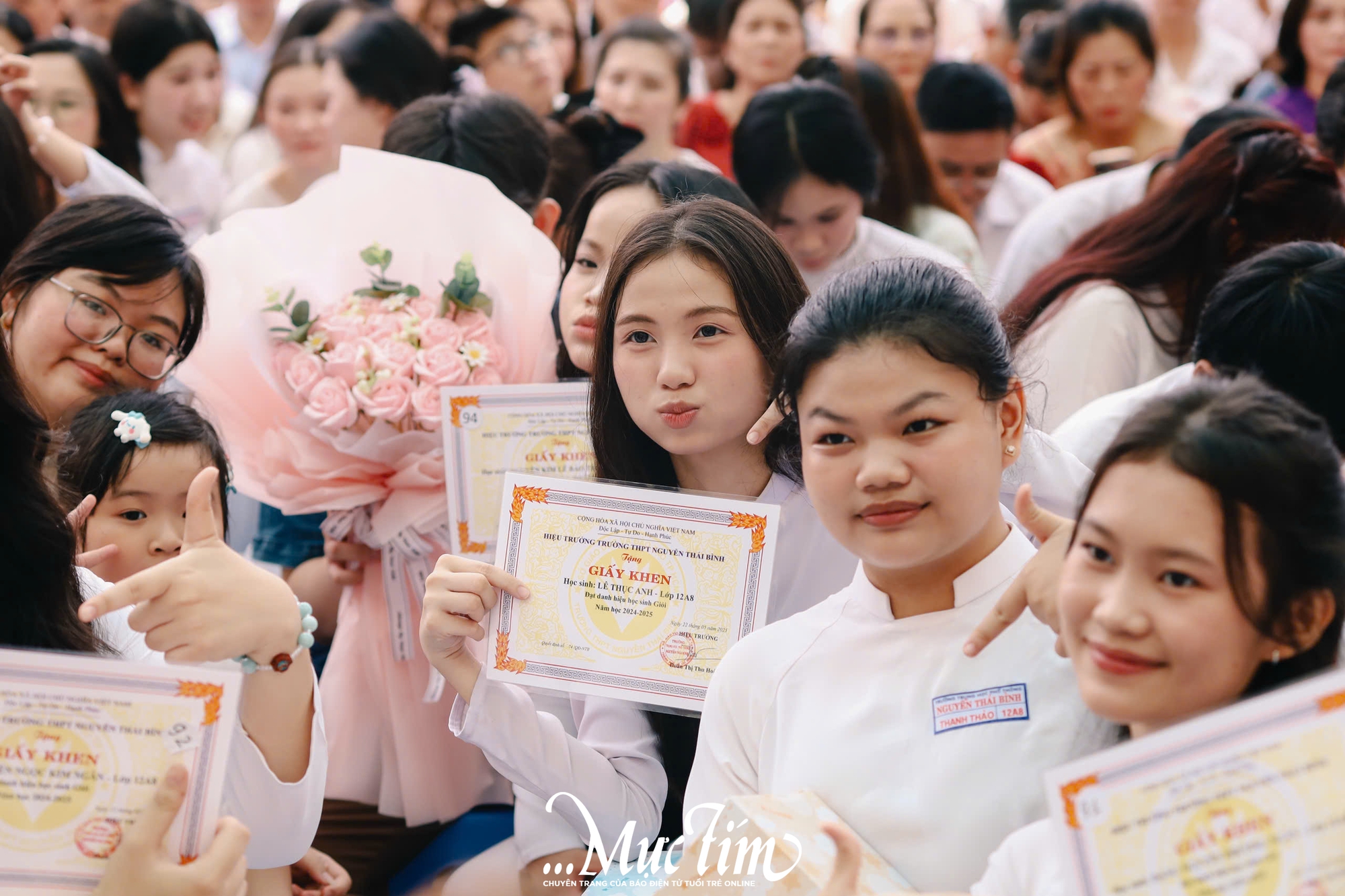 Học sinh Trường THPT Nguyễn Thái Bình cùng nhau tắm ‘mưa’ thanh xuân tạm biệt thời áo trắng - Ảnh 48.