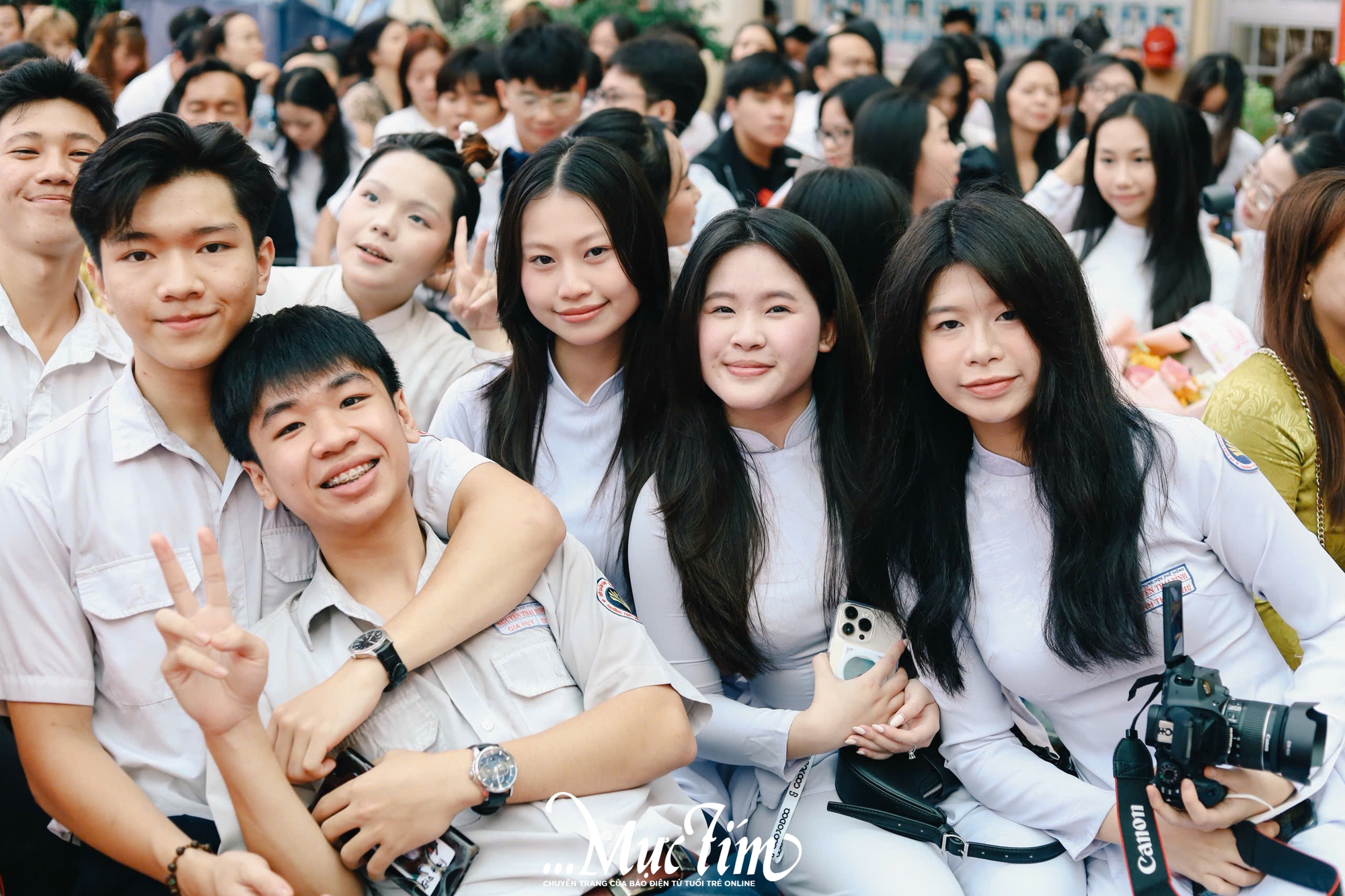 Học sinh Trường THPT Nguyễn Thái Bình cùng nhau tắm ‘mưa’ thanh xuân tạm biệt thời áo trắng - Ảnh 49.