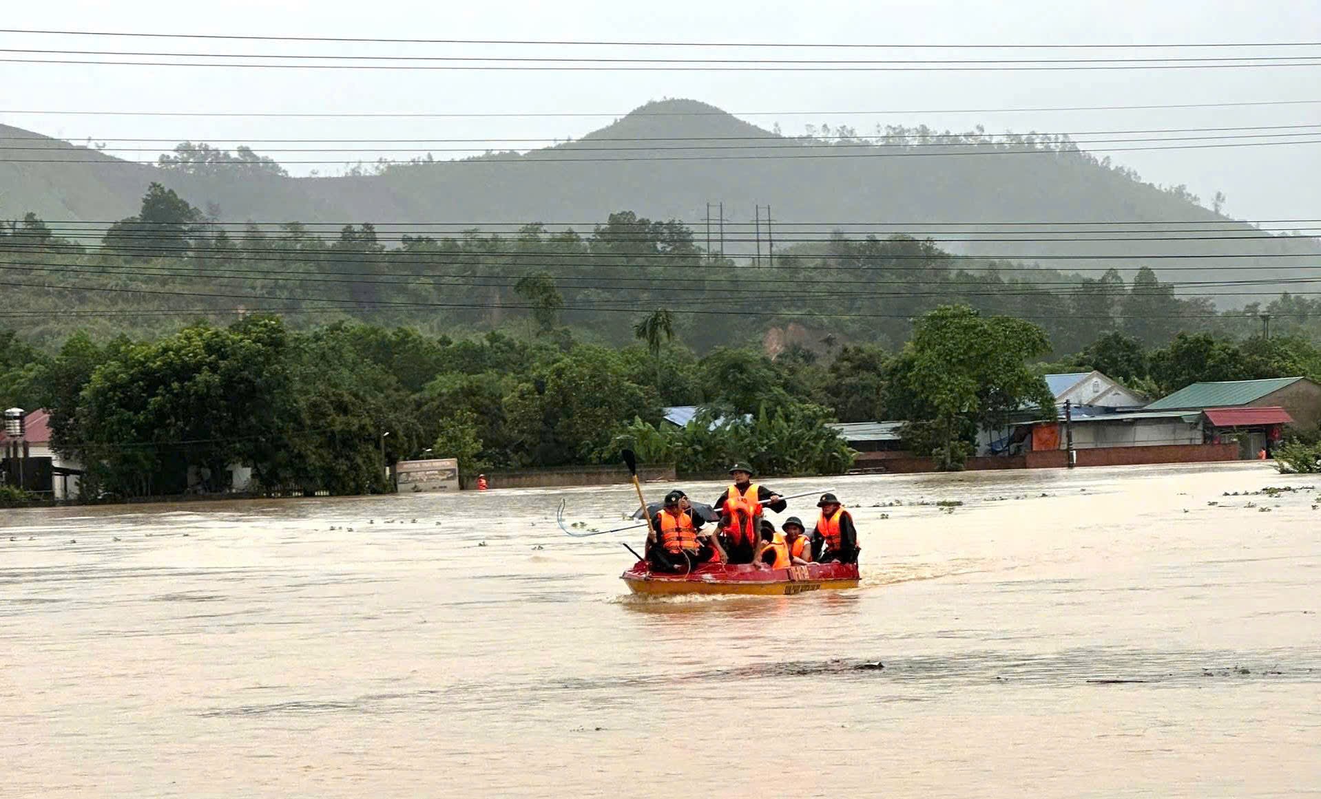 mưa lớn - Ảnh 4.