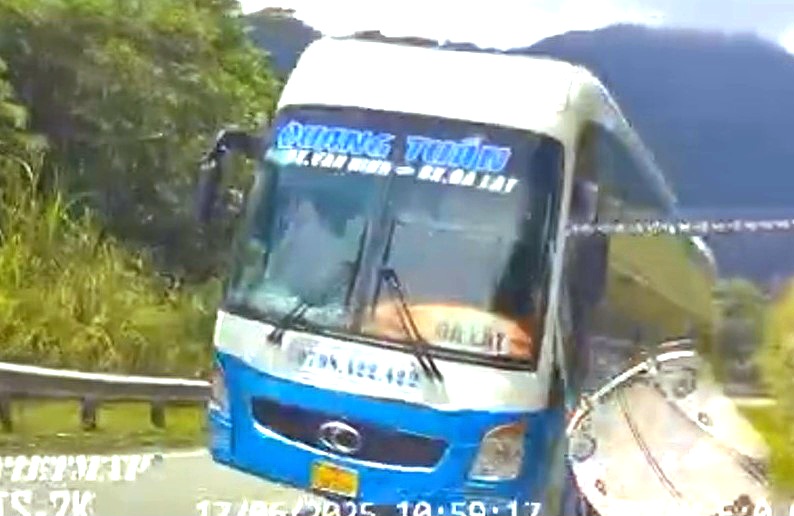 Xử phạt tài xế xe khách giường nằm vượt ẩu trên đèo Khánh Lê, suýt gây tai nạn - Ảnh 1.