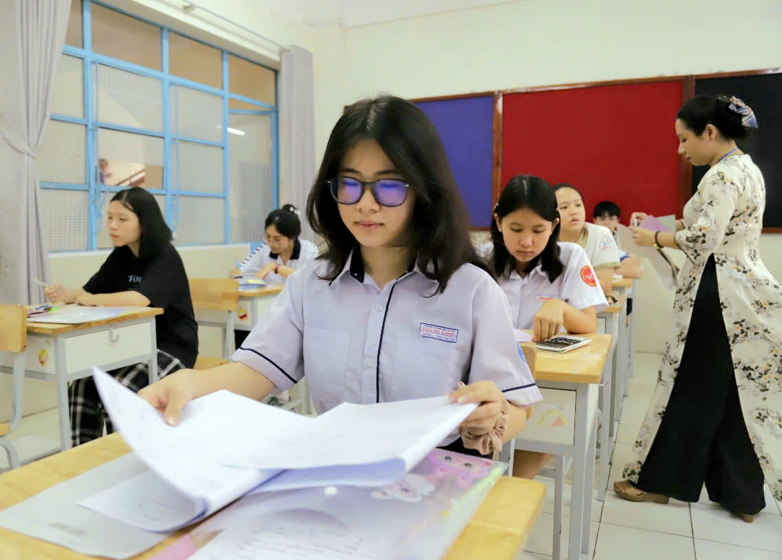 Kết quả chấm thi lớp 10 ở TP.HCM: Điểm 10 môn toán và ngoại ngữ ít hơn năm trước - Ảnh 1.