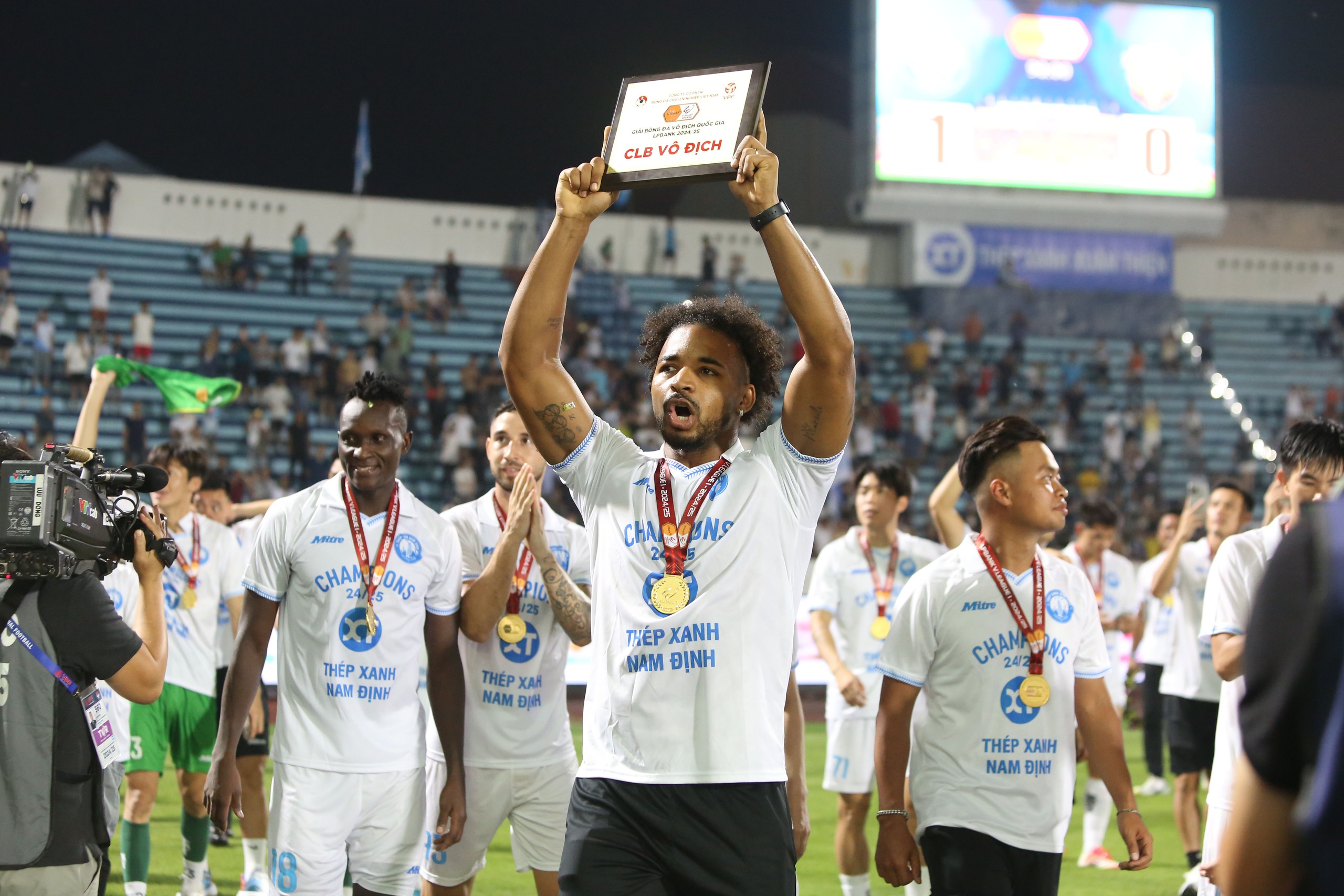 Nam Dinh FC celebrate back-to-back V.League 1 titles with final-day victory- Ảnh 8. Nam Dinh FC celebrate back-to-back V.League 1 titles with final-day victory- Ảnh 8.