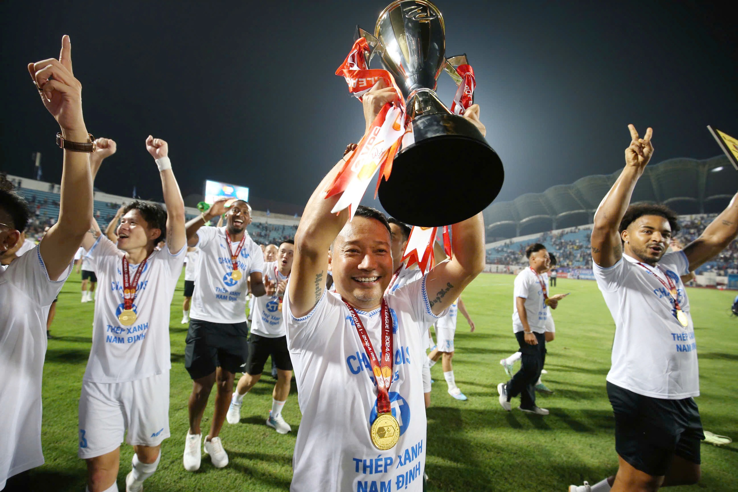 Nam Dinh FC celebrate back-to-back V.League 1 titles with final-day victory- Ảnh 6. Nam Dinh FC celebrate back-to-back V.League 1 titles with final-day victory- Ảnh 6.