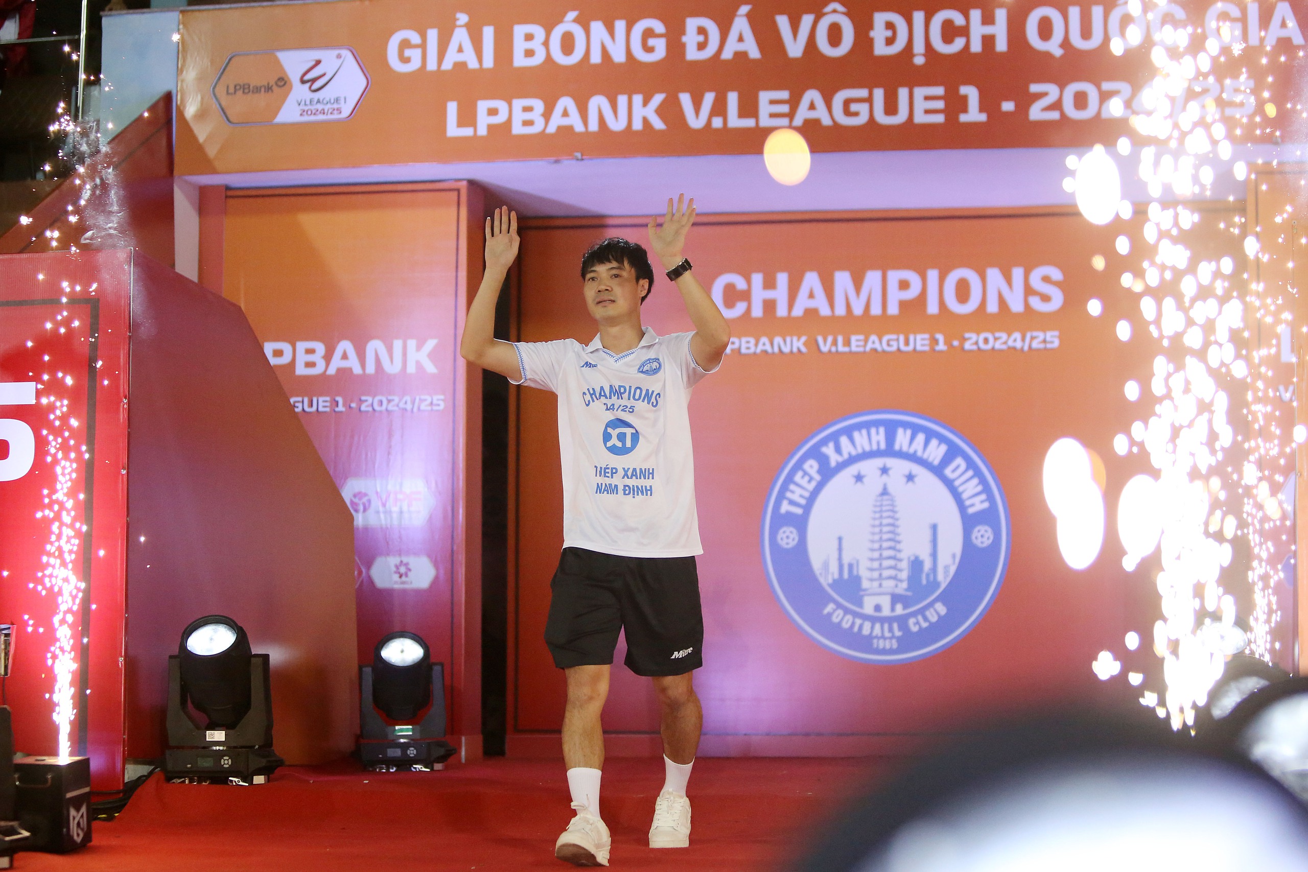 Nam Dinh FC celebrate back-to-back V.League 1 titles with final-day victory- Ảnh 3. Nam Dinh FC celebrate back-to-back V.League 1 titles with final-day victory- Ảnh 3.