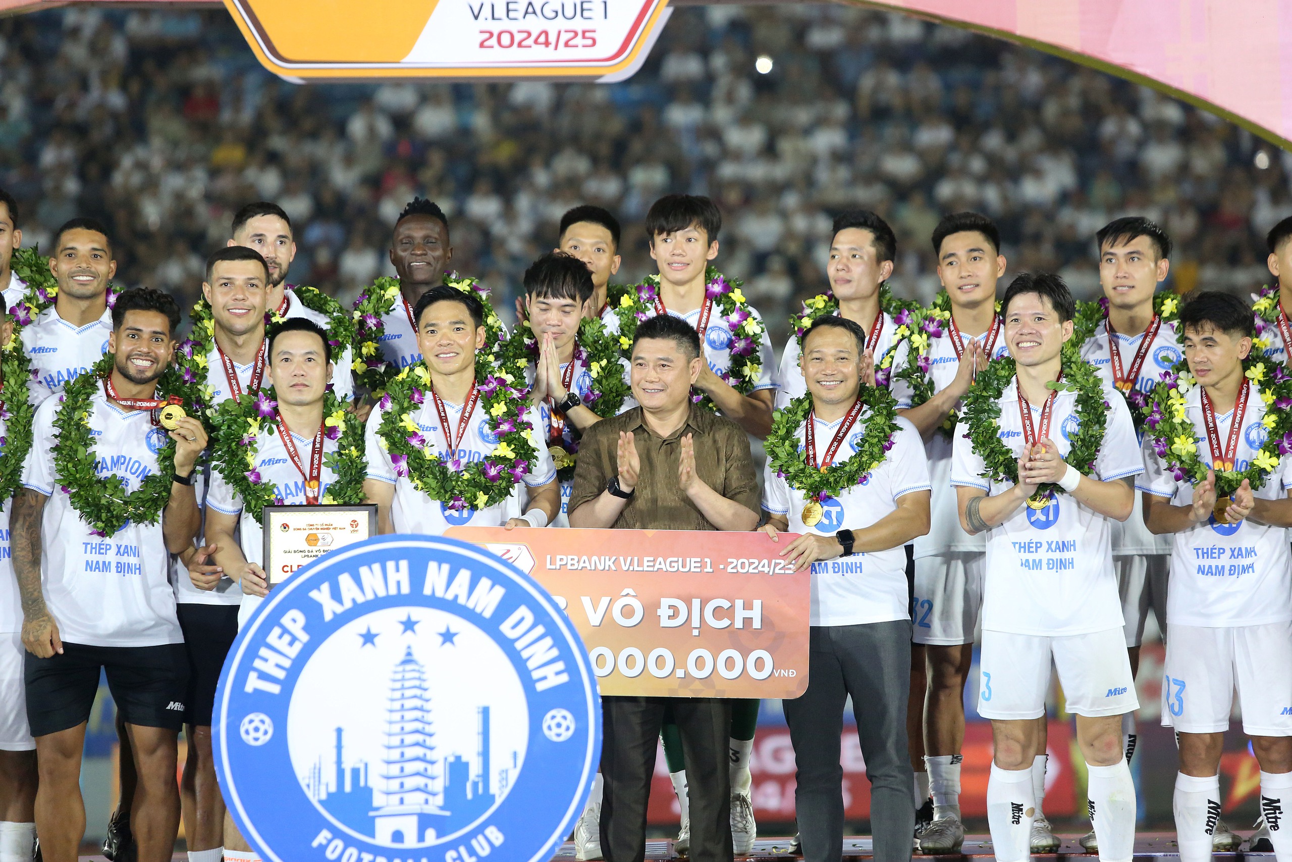 Nam Dinh FC celebrate back-to-back V.League 1 titles with final-day victory- Ảnh 4. Nam Dinh FC celebrate back-to-back V.League 1 titles with final-day victory- Ảnh 4.