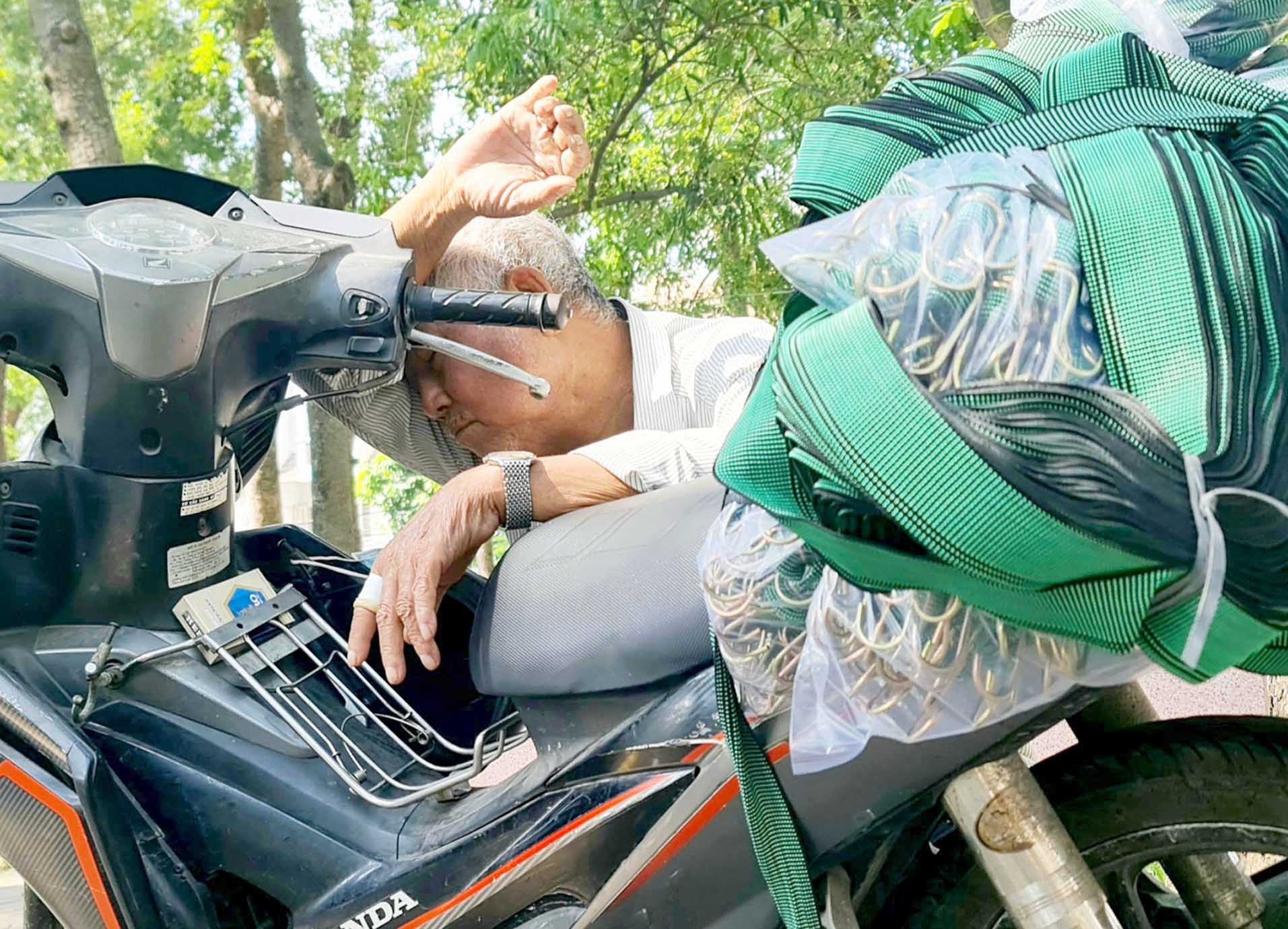 Ho Chi Minh City outdoor workers steal moments of rest under park shade- Ảnh 4. Ho Chi Minh City outdoor workers steal moments of rest under park shade- Ảnh 4.