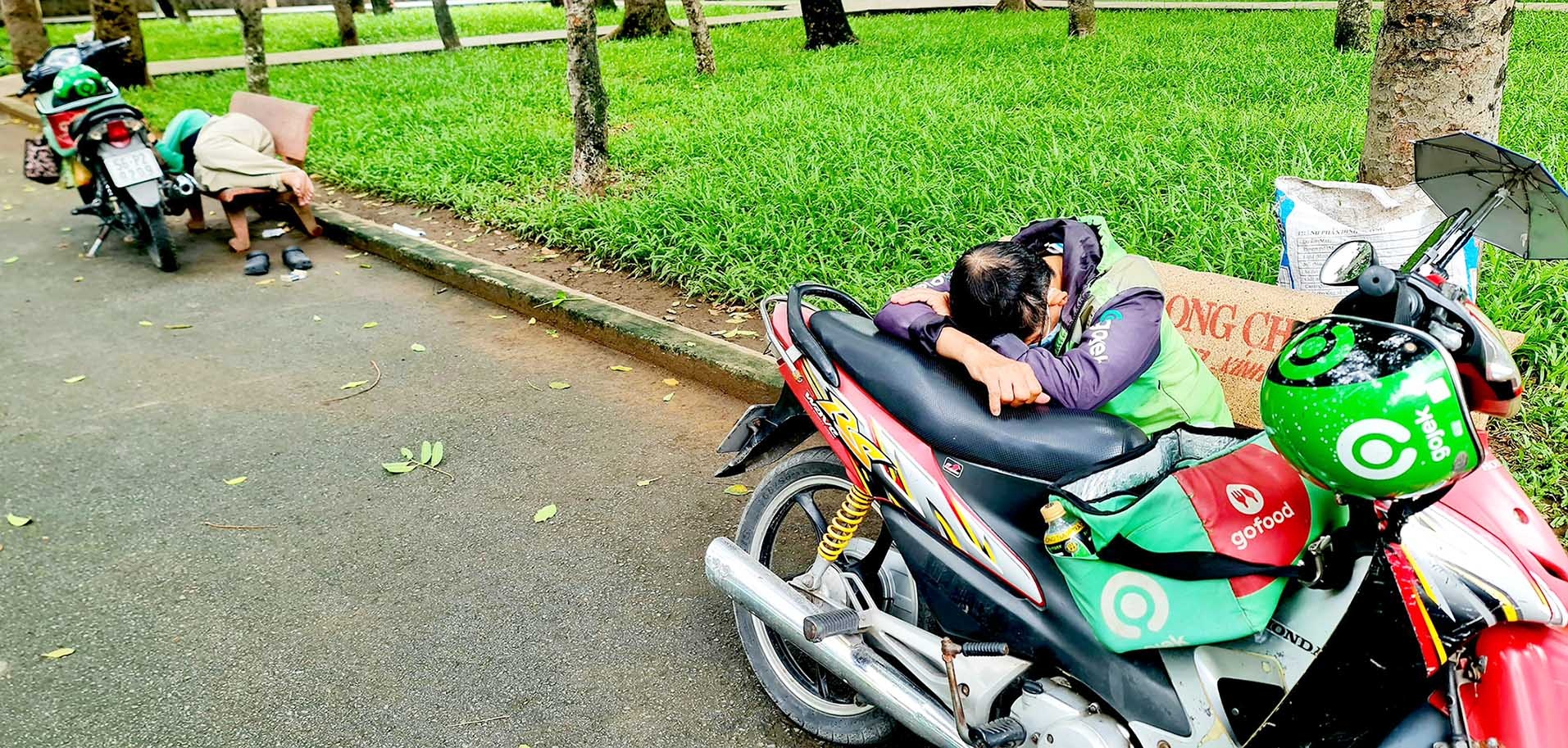 Ho Chi Minh City outdoor workers steal moments of rest under park shade- Ảnh 5. Ho Chi Minh City outdoor workers steal moments of rest under park shade- Ảnh 5.