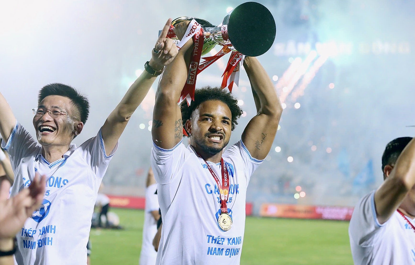 Nam Dinh FC celebrate back-to-back V.League 1 titles with final-day victory- Ảnh 7. Nam Dinh FC celebrate back-to-back V.League 1 titles with final-day victory- Ảnh 7.