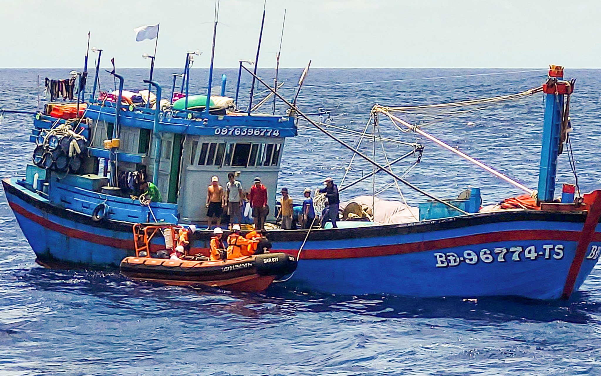 Cấp cứu kịp thời ngư dân bị đột quỵ trên vùng biển Hoàng Sa - Ảnh 1. đột quỵ - Ảnh 1.