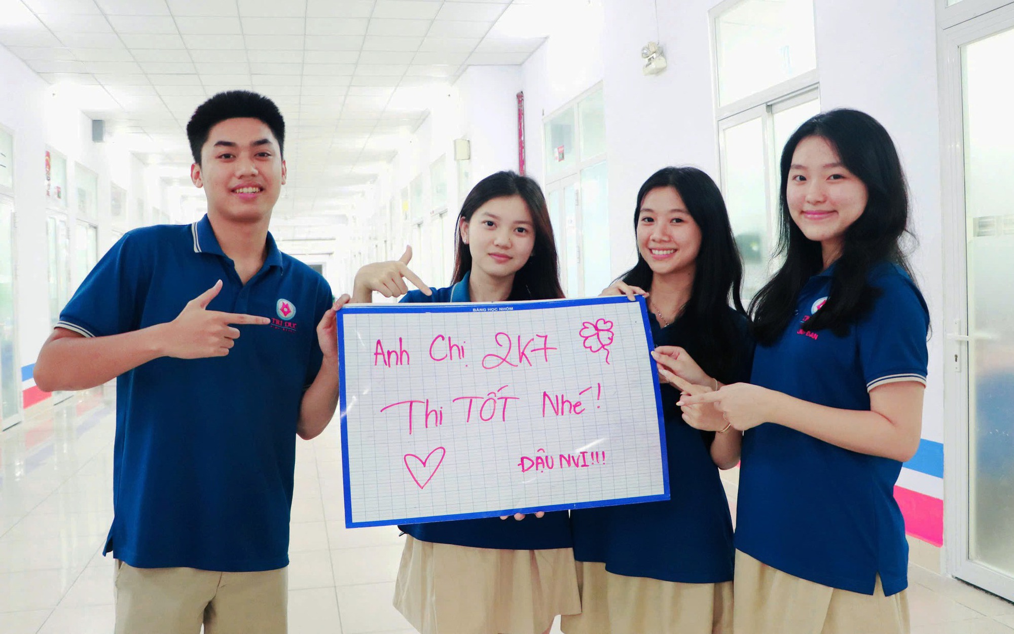 Thầy cô 'tiếp lửa' cho thí sinh thi tốt nghiệp THPT năm 2025- Ảnh 5.