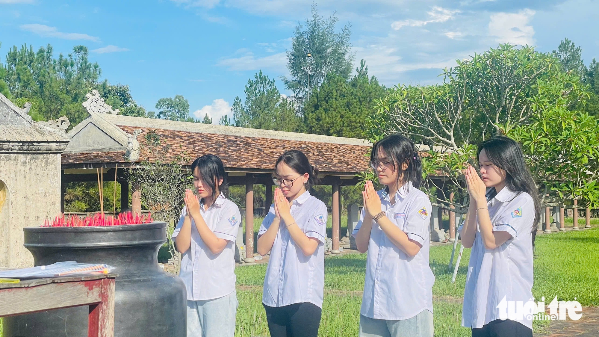 Sĩ tử Huế đến di tích Văn thánh, chùa Huế để cầu may mắn, an yên trước ngày thi tốt nghiệp THPT - Ảnh 1.