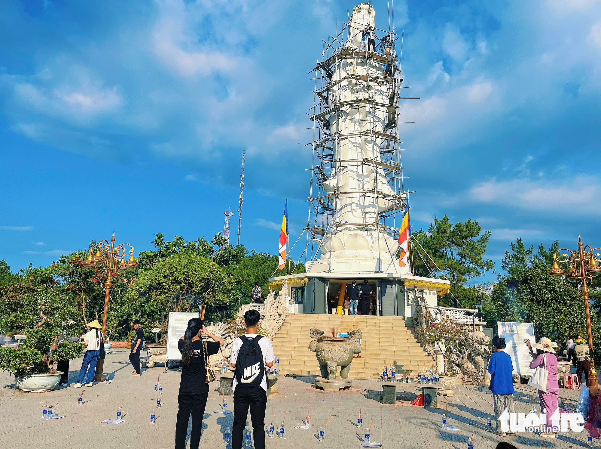 Sĩ tử Huế đến di tích Văn thánh, chùa Huế để cầu may trước ngày thi tốt nghiệp THPT - Ảnh 5.