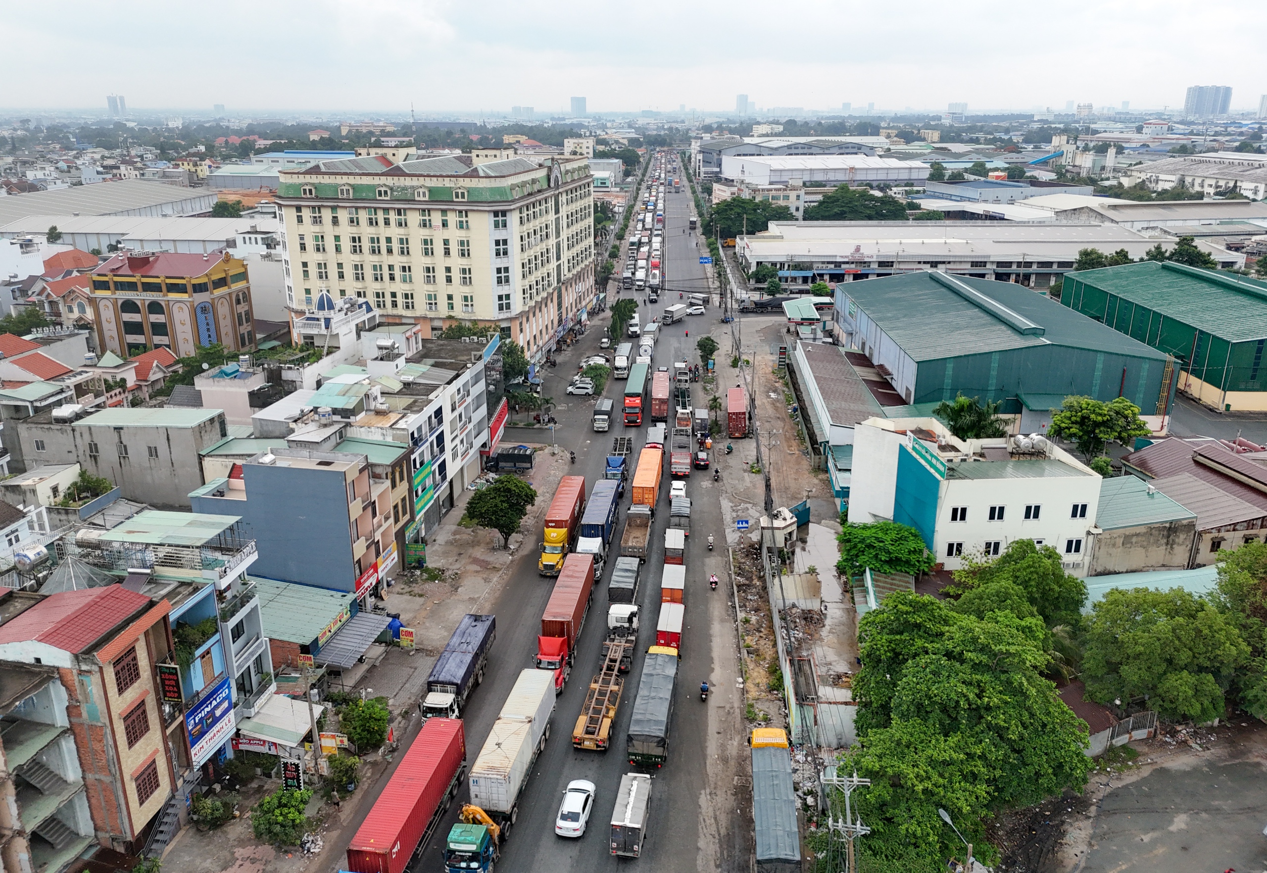 Hơn 10km quốc lộ 1 ùn nghiêm trọng, cửa ngõ TP.HCM nghẽn từ sáng đến chiều - Ảnh 6.