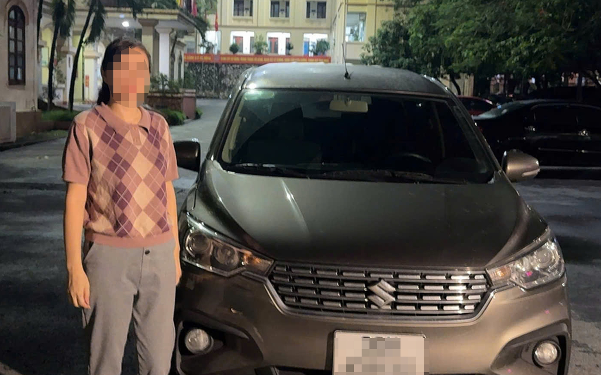 Tài xế mất tới 4 phút, 9 lần lùi tiến để đánh xe ra khỏi gara - Ảnh 1.