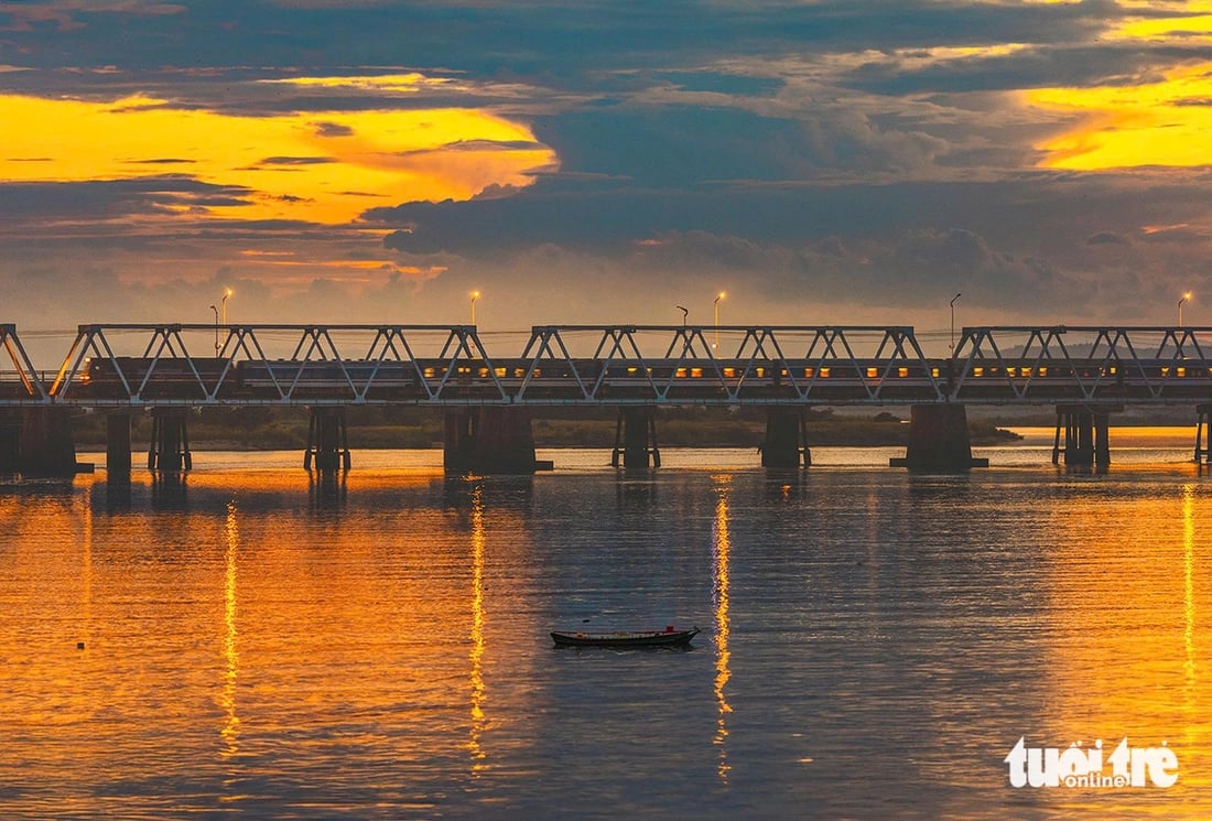 In pictures: Tuy Hoa City in south-central Vietnam glows in golden sunset- Ảnh 4. In pictures: Tuy Hoa City in south-central Vietnam glows in golden sunset- Ảnh 4.