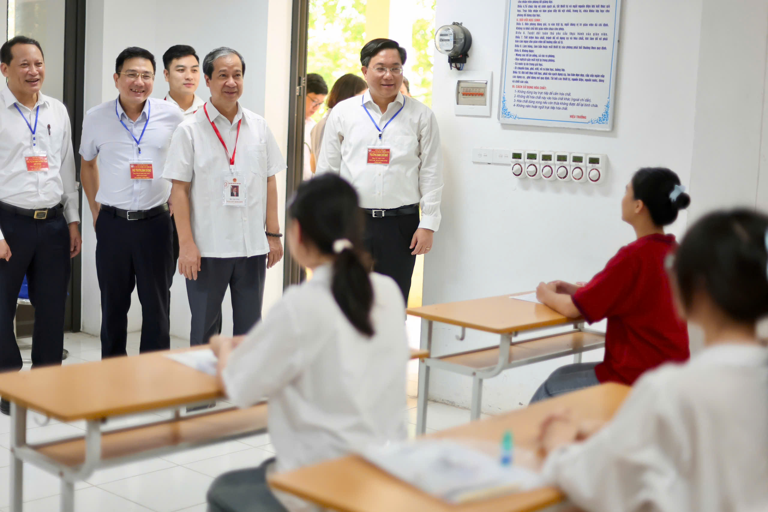 Op de eerste examendag werden 15 kandidaten geschorst - Foto 2. đình chỉ thi - Ảnh 2.