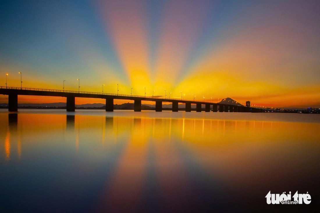 In pictures: Tuy Hoa City in south-central Vietnam glows in golden sunset- Ảnh 1. In pictures: Tuy Hoa City in south-central Vietnam glows in golden sunset- Ảnh 1.