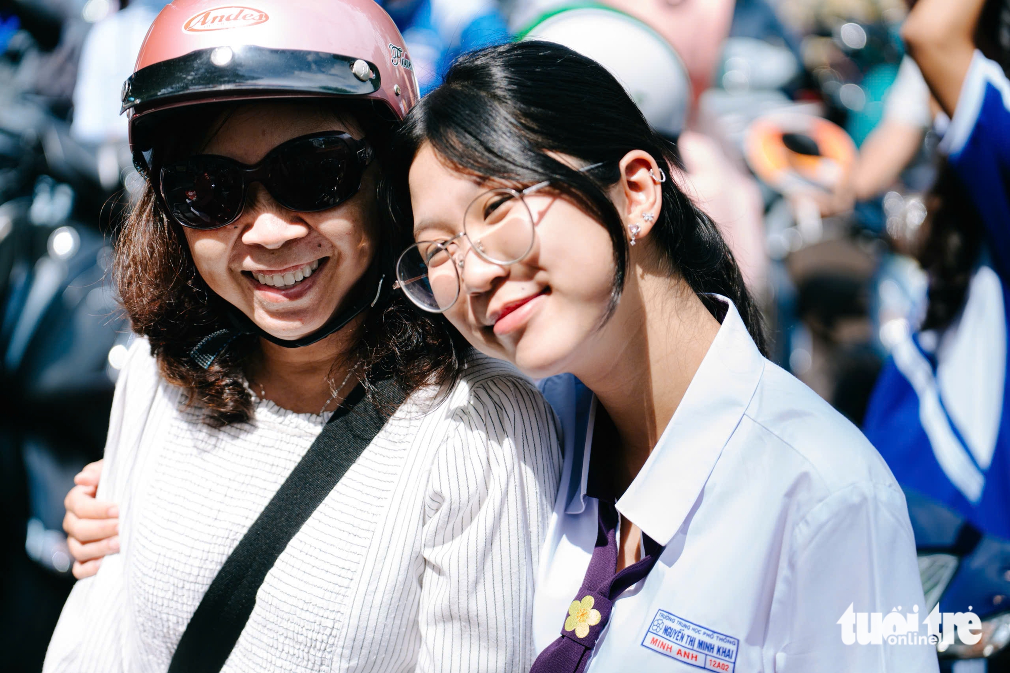 Phụ huynh cùng con trong ngày đầu thi tốt nghiệp THPT 2025 - Ảnh 1. Phụ huynh dang nắng, dầm mưa chờ con thi tốt nghiệp - Ảnh 1.