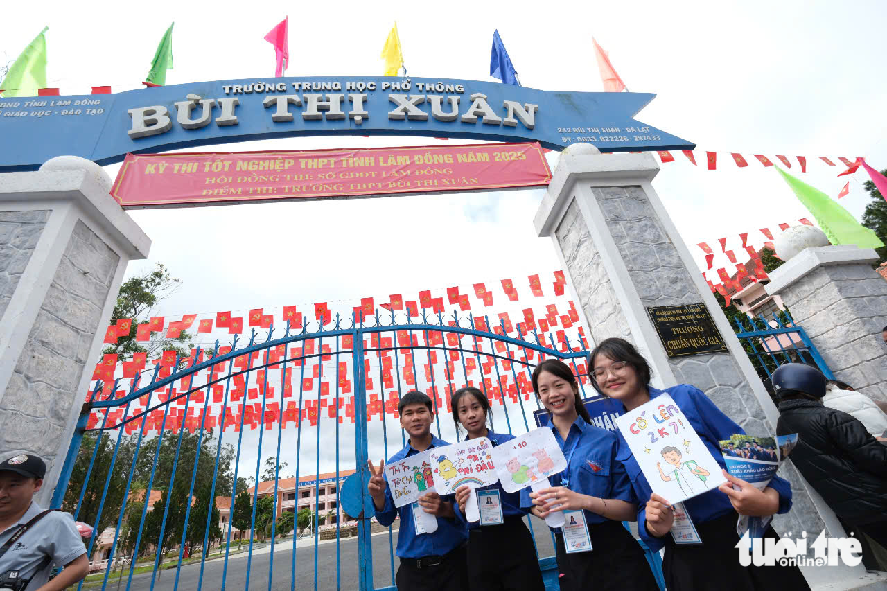 Những hành động đẹp trong mùa thi tốt nghiệp THPT 2025 - Ảnh 5. Những khoảnh khắc đẹp mùa thi - Ảnh 9.