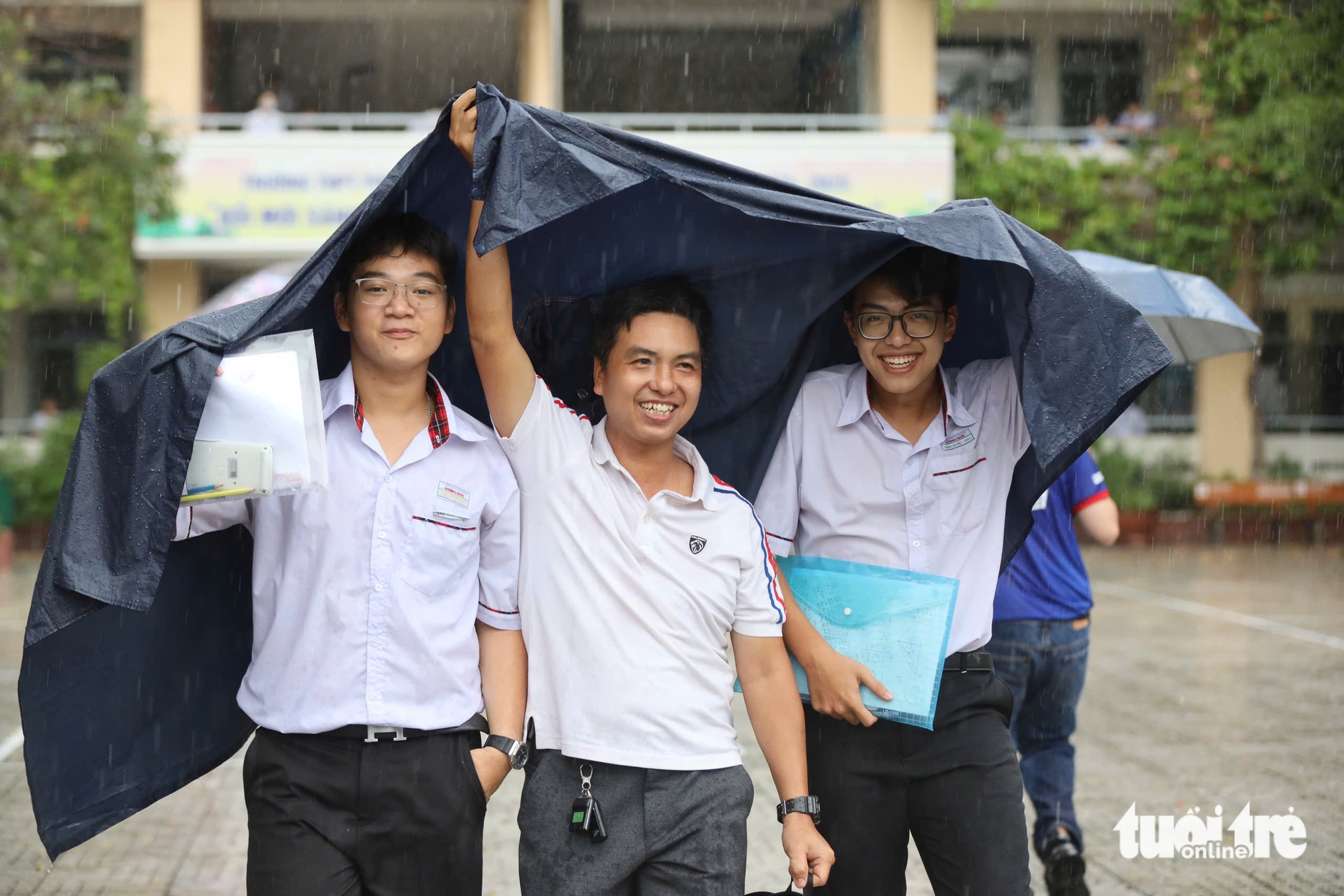 Thí sinh nói bị 'ngộp' với đề thi toán - Ảnh 10. đề thi toán - Ảnh 16.